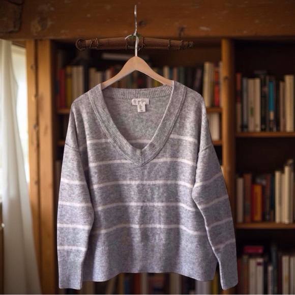 Jessica Simpson Striped V-Neck Sweater Size L Gray & White Preppy Fall Layers - Picture 9 of 12
